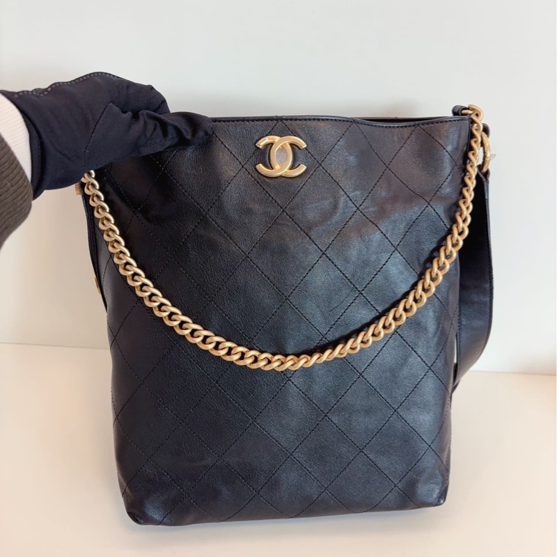 Chanel香奈 兒黑金嬉士皮徽章桶水包-7