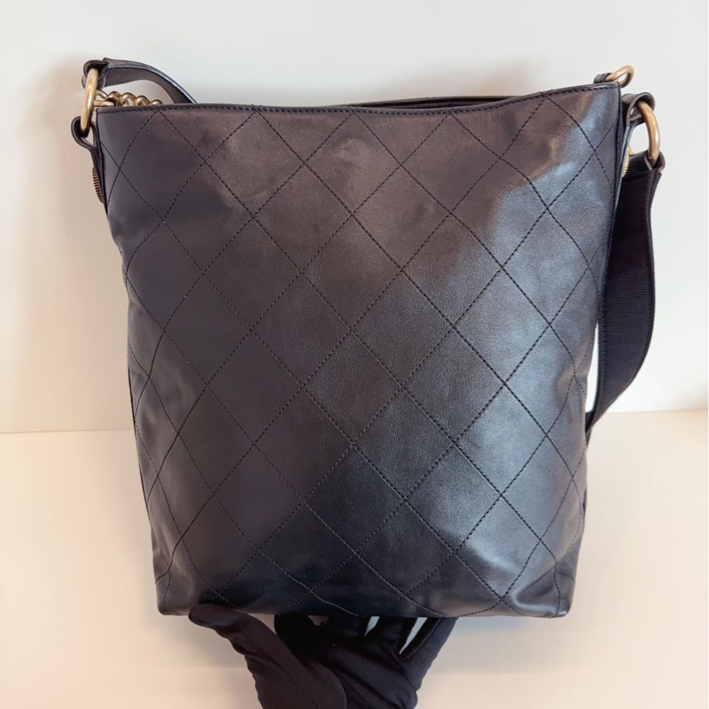 Chanel香奈 兒黑金嬉士皮徽章桶水包-8