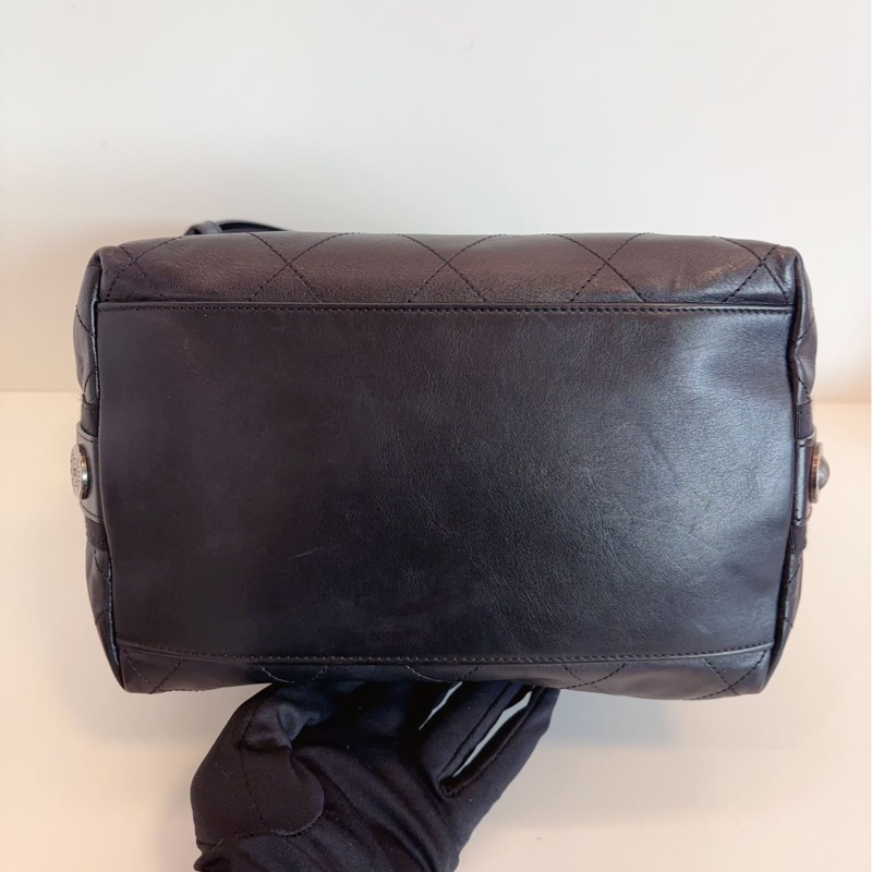 Chanel香奈 兒黑金嬉士皮徽章桶水包-9