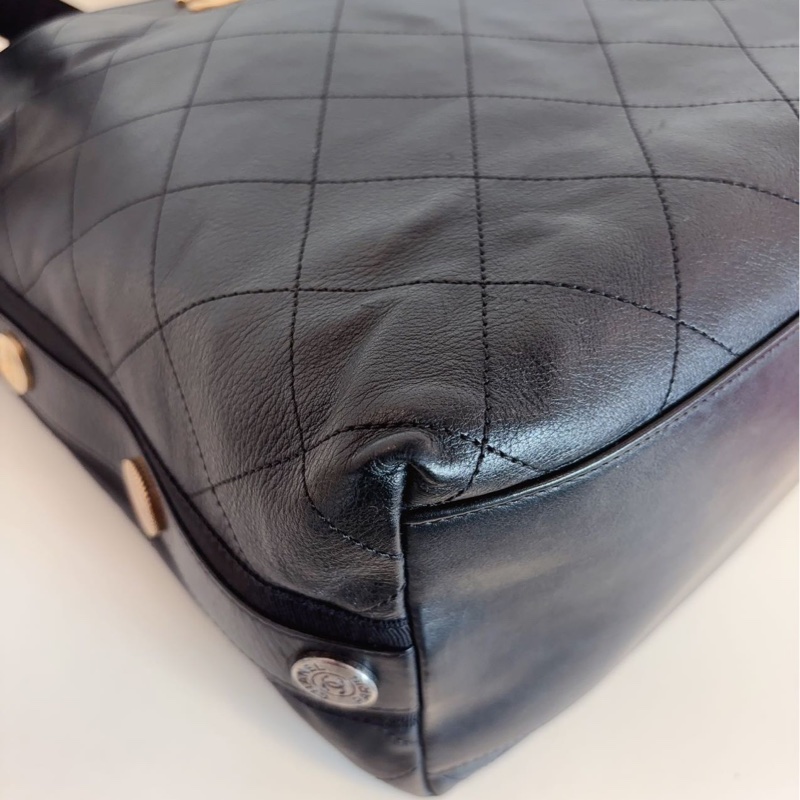 Chanel香奈 兒黑金嬉士皮徽章桶水包-10