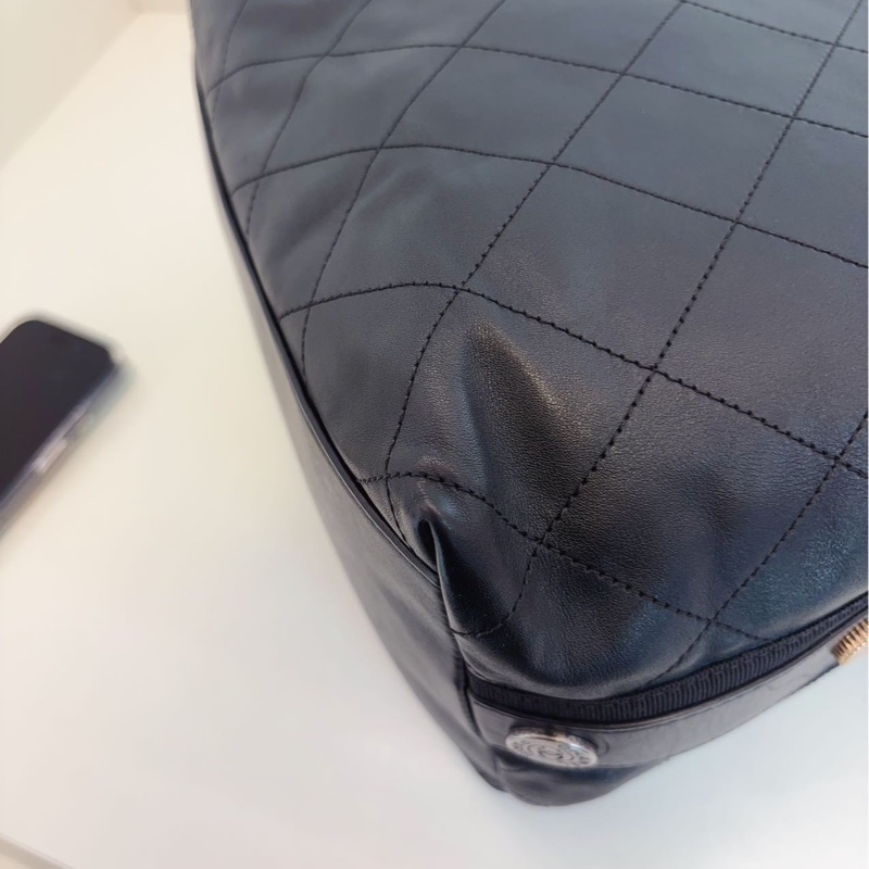 Chanel香奈 兒黑金嬉士皮徽章桶水包-11