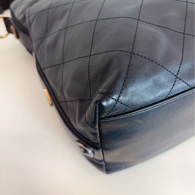 Chanel香奈 兒黑金嬉士皮徽章桶水包-12