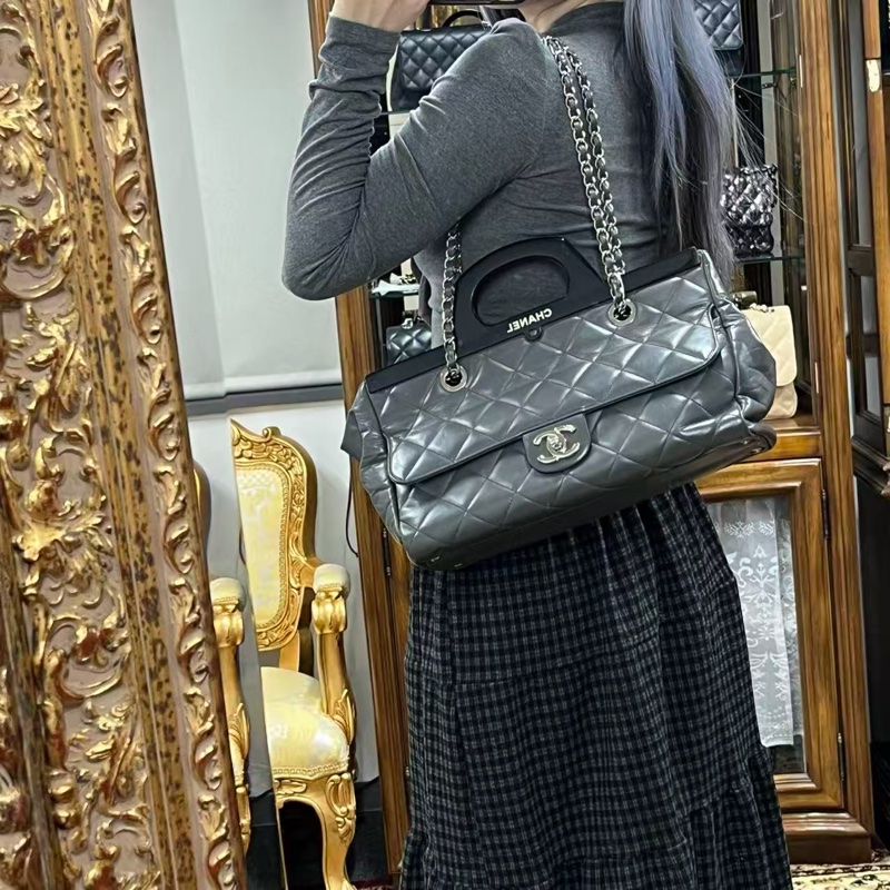 「JL精品代購」香奈兒灰色拼黑油蠟牛皮壓克力2way鏈條衣架包 -1