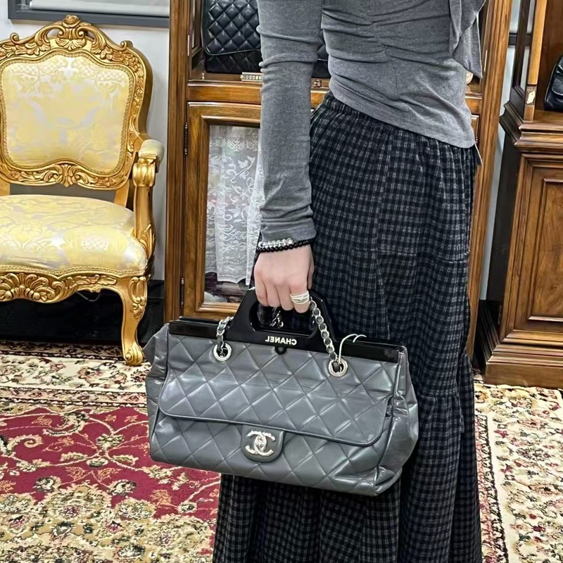 「JL精品代購」香奈兒灰色拼黑油蠟牛皮壓克力2way鏈條衣架包 -2