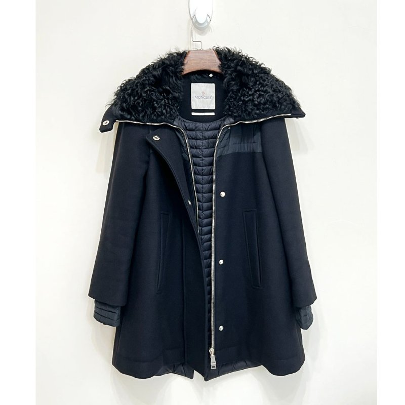 MONCLER 黑色毛領A字羽絨長版大衣 2/M-5
