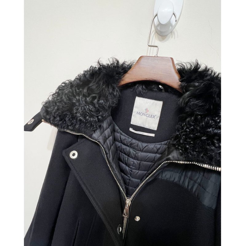 MONCLER 黑色毛領A字羽絨長版大衣 2/M-13