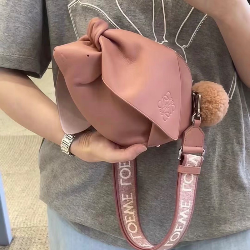 Loewe 全皮兔子包 裸粉色 銀扣 12*17*9 99新配件塵袋-1
