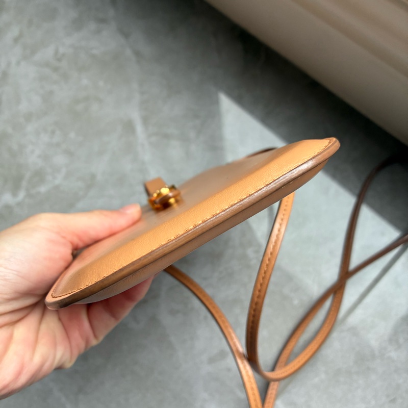 Burberry 皮革手機包-7