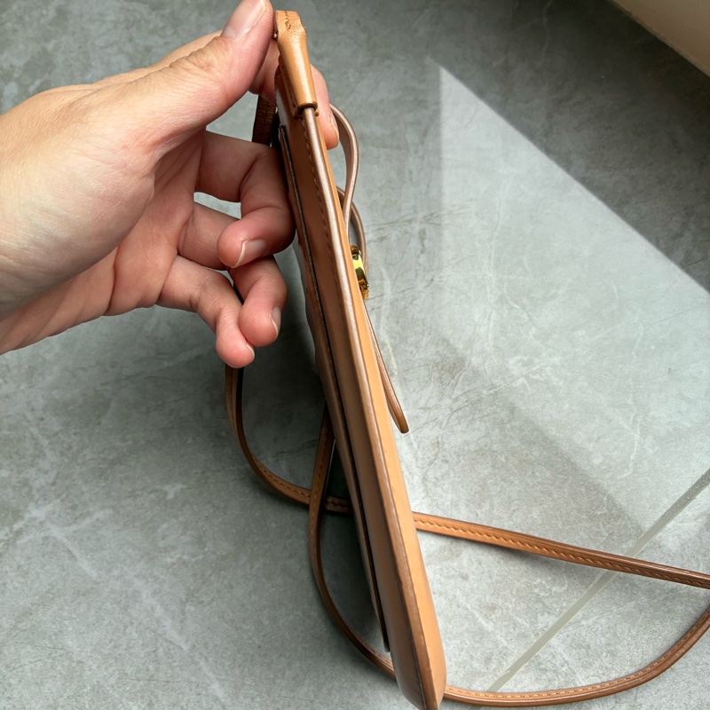 Burberry 皮革手機包-9