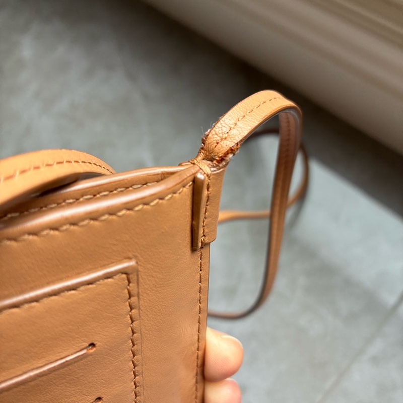 Burberry 皮革手機包-16