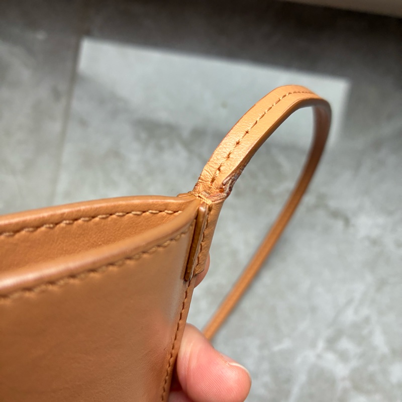 Burberry 皮革手機包-19