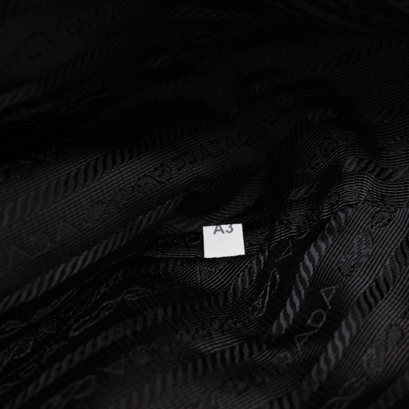 Prada普拉達Triangle 白色 毛絨 三角斜挎包-11