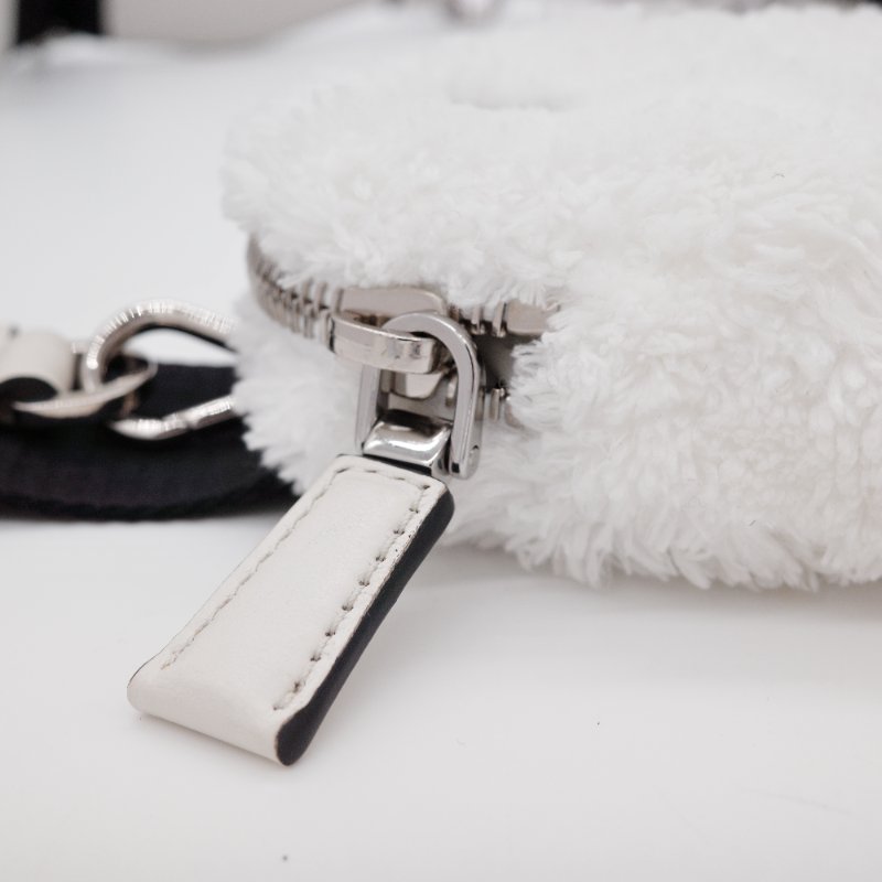 Prada普拉達Triangle 白色 毛絨 三角斜挎包-14