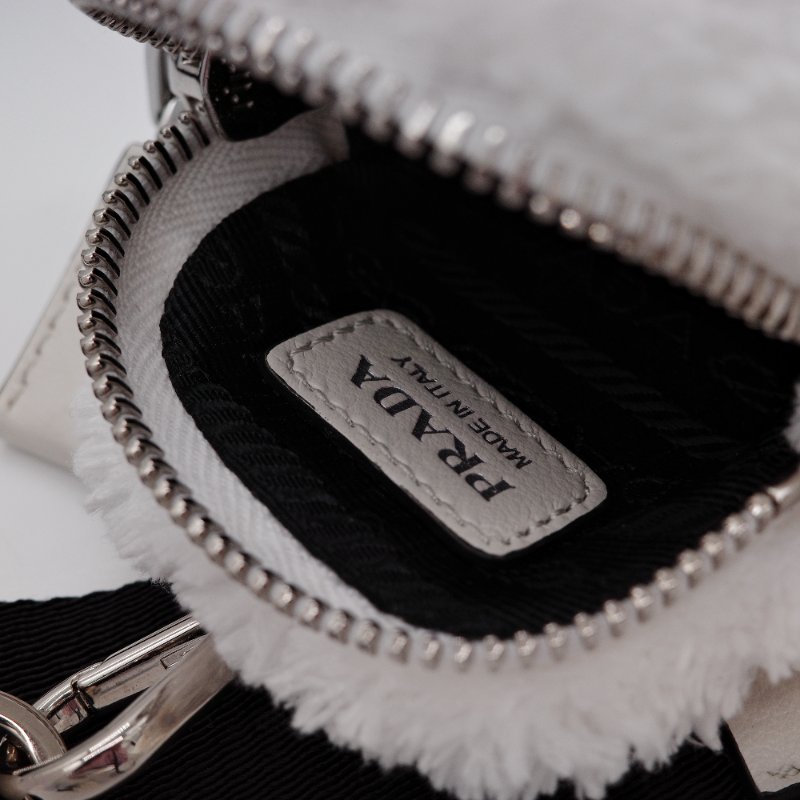 Prada普拉達Triangle 白色 毛絨 三角斜挎包-16