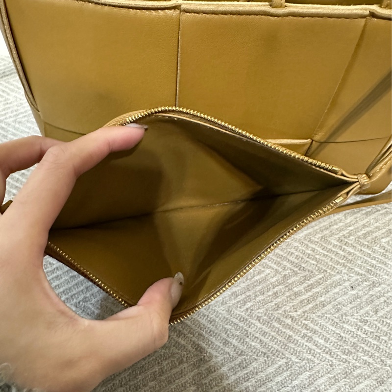 Bottega Veneta BV Mini Arco Tote 焦糖棕(實拍瑕疵反映售價、附原廠配件)-10