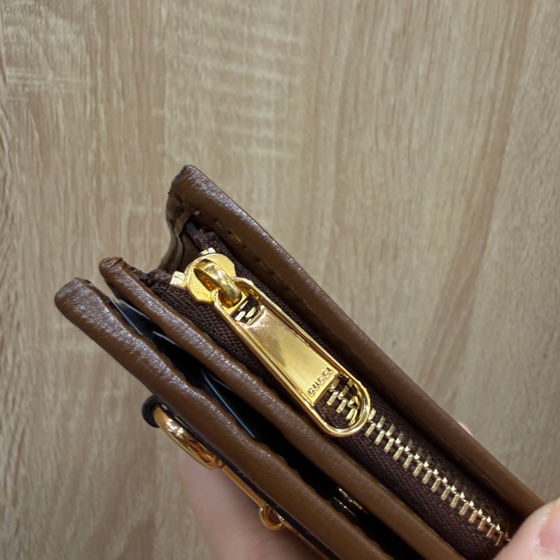 Gucci PVC咖牛皮1955金釦短夾-2