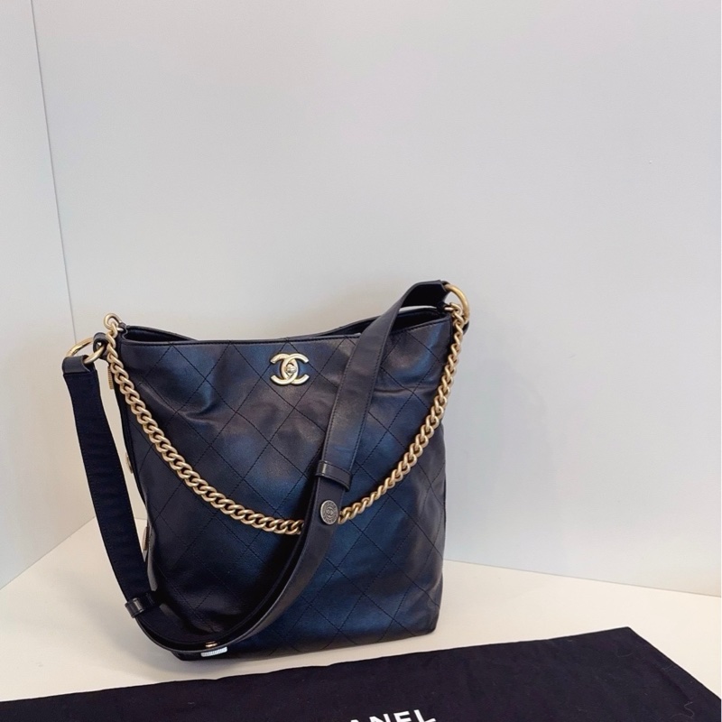 Chanel香奈兒 黑金嬉皮士徽章水桶包 小號-0