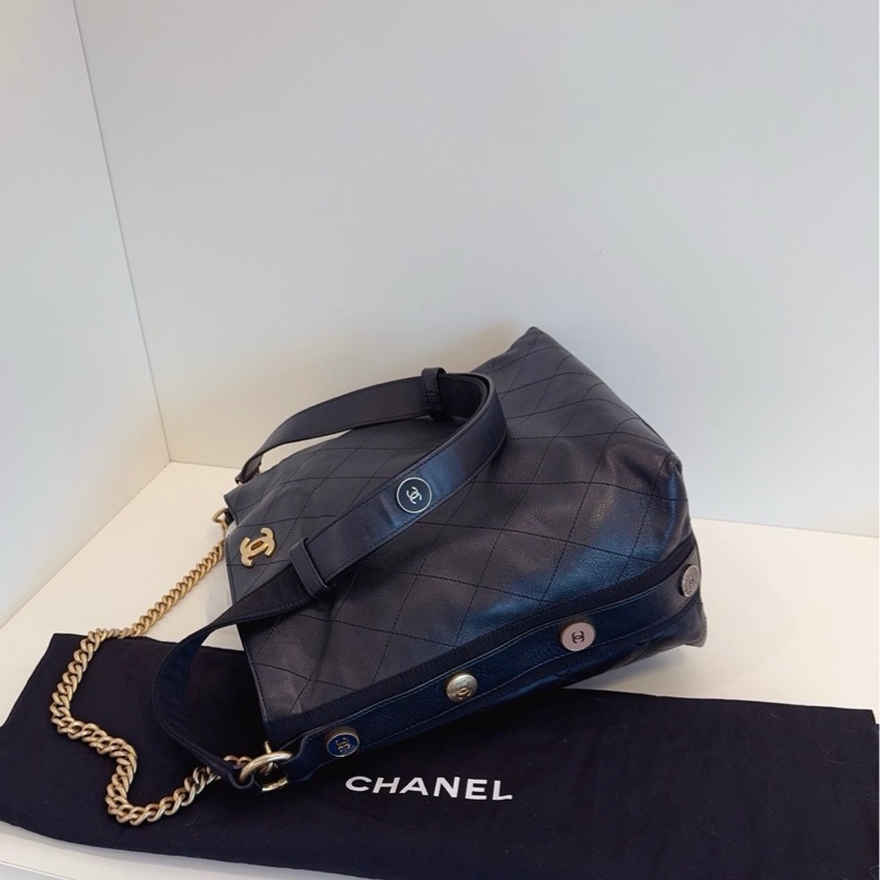 Chanel香奈兒 黑金嬉皮士徽章水桶包 小號-4