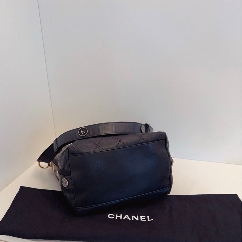 Chanel香奈兒 黑金嬉皮士徽章水桶包 小號-5