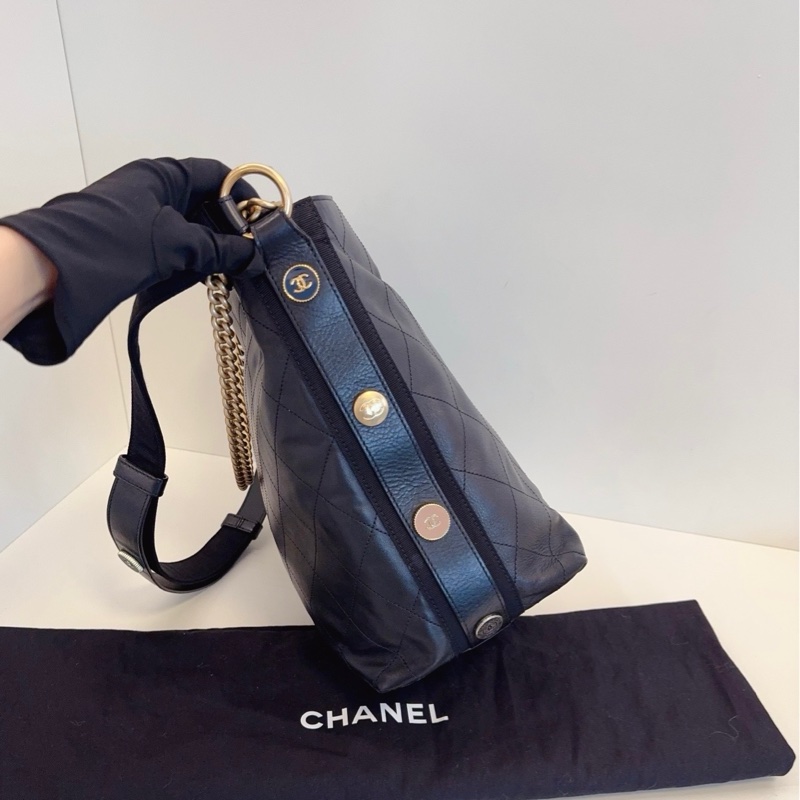 Chanel香奈兒 黑金嬉皮士徽章水桶包 小號-6