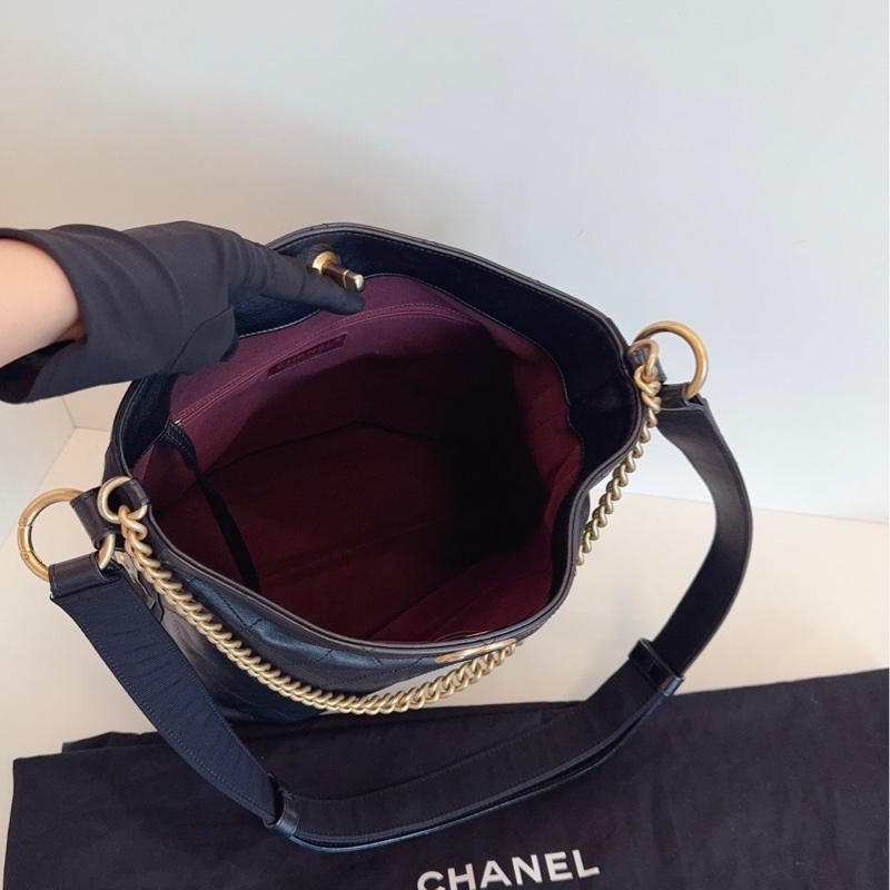 Chanel香奈兒 黑金嬉皮士徽章水桶包 小號-7