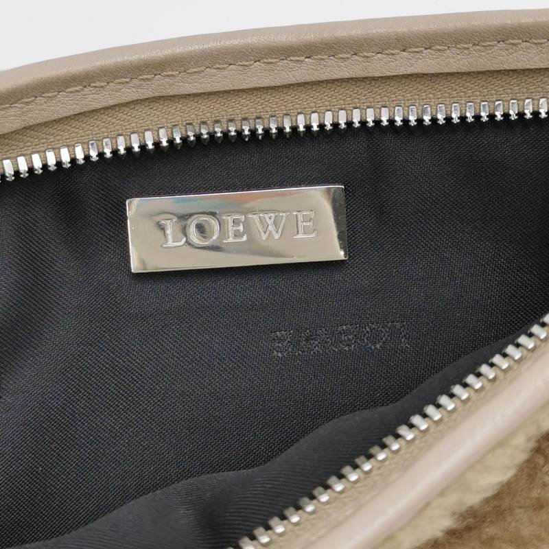 Loewe牛皮純色拉鏈單肩包-6