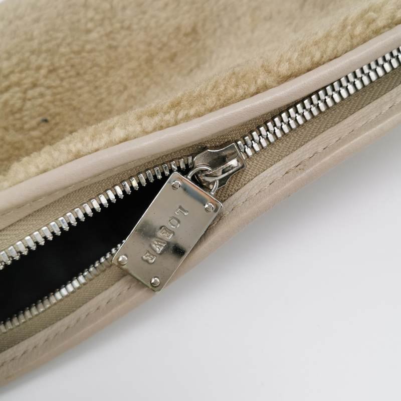 Loewe牛皮純色拉鏈單肩包-7