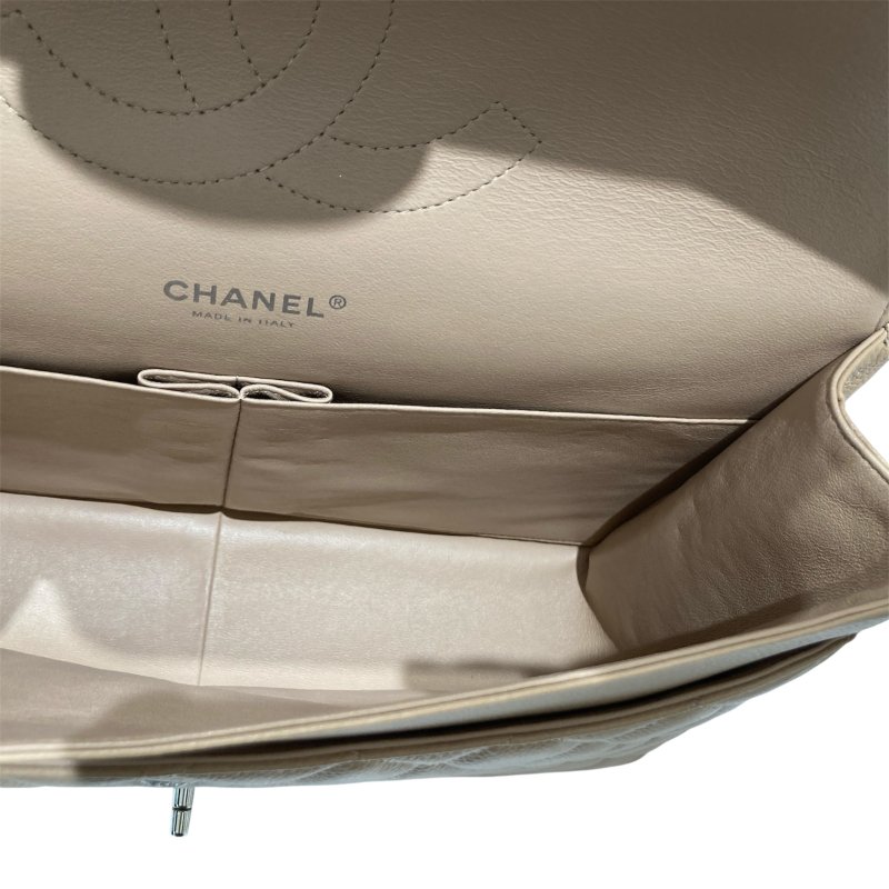 CHANEL 香奈兒 CLASSIC FLAP MAXI BAG 33 肩背包 荔枝牛皮 奶茶色 銀扣-11