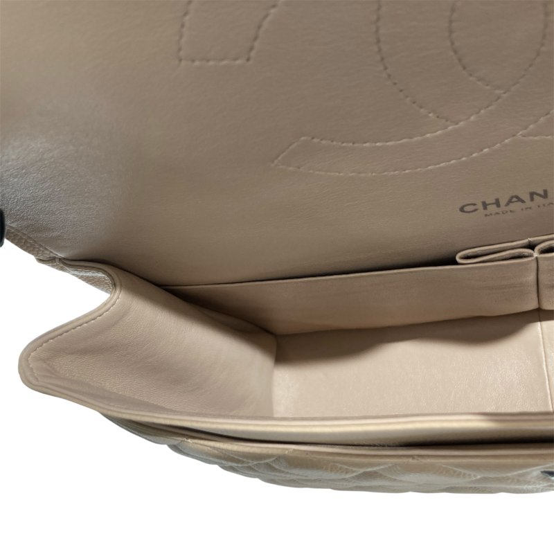 CHANEL 香奈兒 CLASSIC FLAP MAXI BAG 33 肩背包 荔枝牛皮 奶茶色 銀扣-12