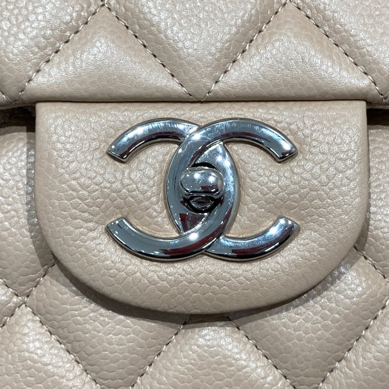CHANEL 香奈兒 CLASSIC FLAP MAXI BAG 33 肩背包 荔枝牛皮 奶茶色 銀扣-15