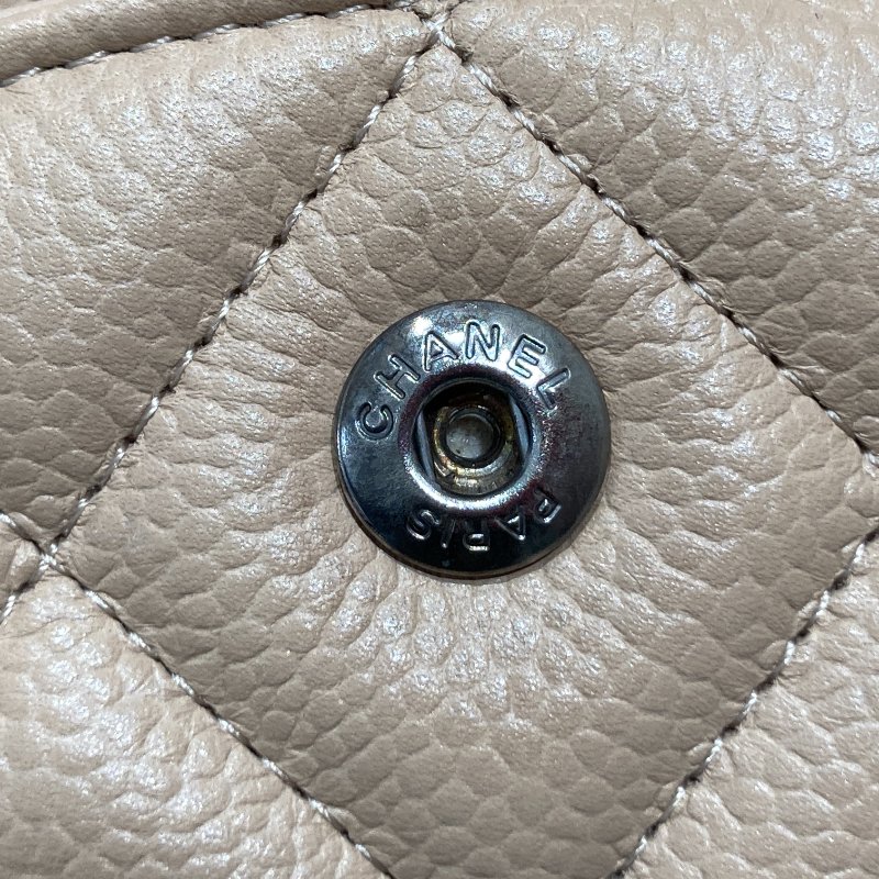 CHANEL 香奈兒 CLASSIC FLAP MAXI BAG 33 肩背包 荔枝牛皮 奶茶色 銀扣-17