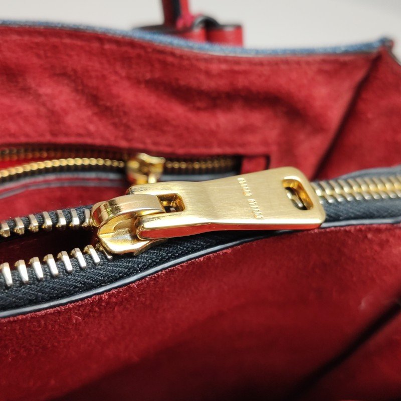 Miu Miu羊皮牛仔布拼色字母Logo斜挎包-11