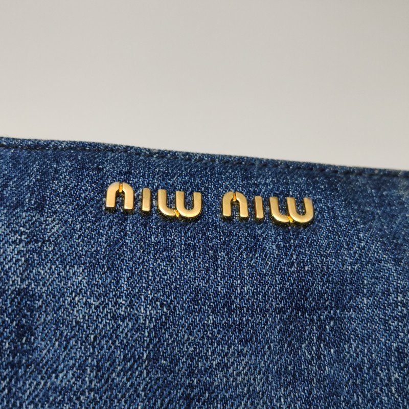 Miu Miu羊皮牛仔布拼色字母Logo斜挎包-13