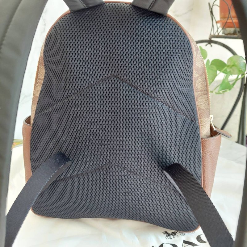 COACH 🎀現品實拍 🎀經典撞色印花LOGO 雙肩後背包.駝/咖-24