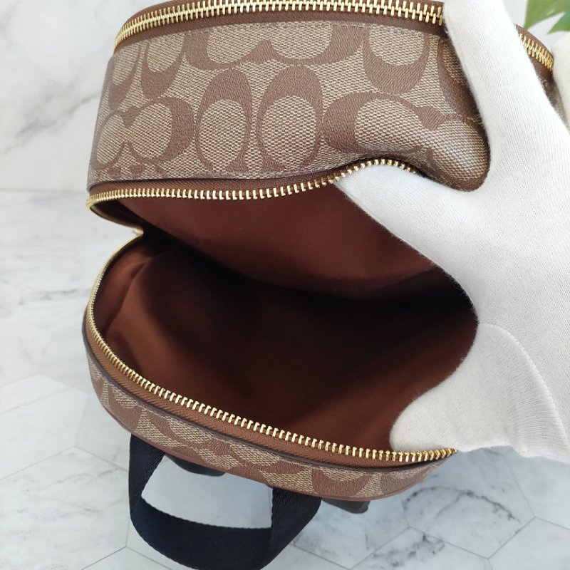 COACH 🎀現品實拍 🎀經典撞色印花LOGO 雙肩後背包.駝/咖-42