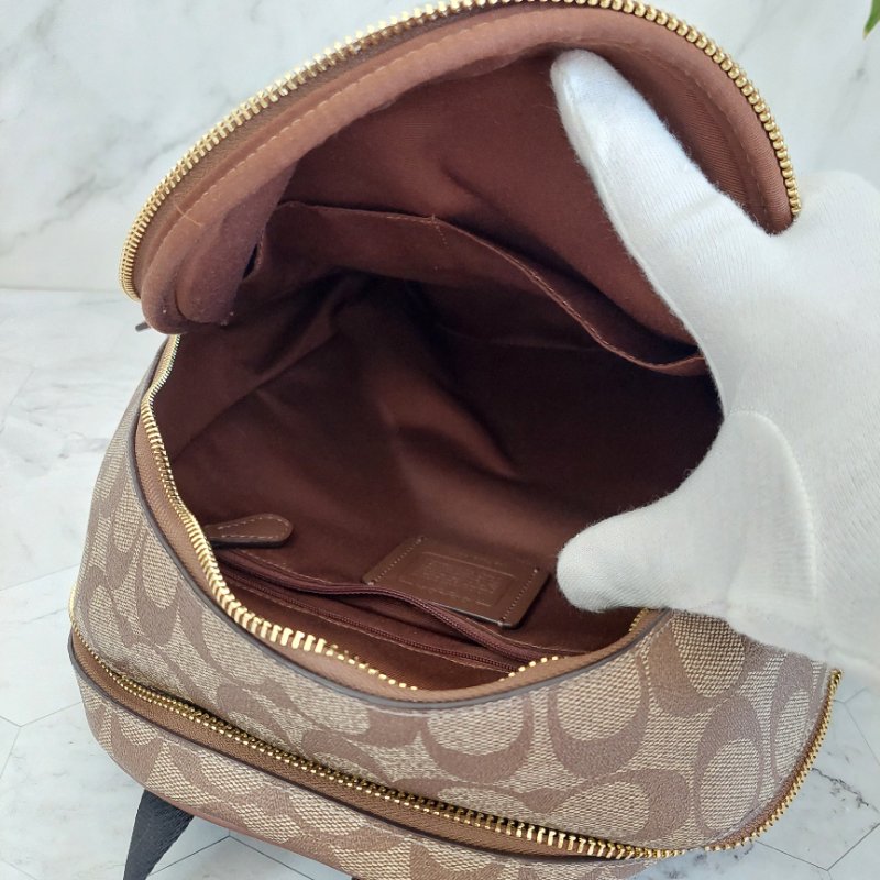 COACH 🎀現品實拍 🎀經典撞色印花LOGO 雙肩後背包.駝/咖-43