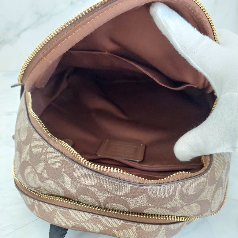 COACH 🎀現品實拍 🎀經典撞色印花LOGO 雙肩後背包.駝/咖-44