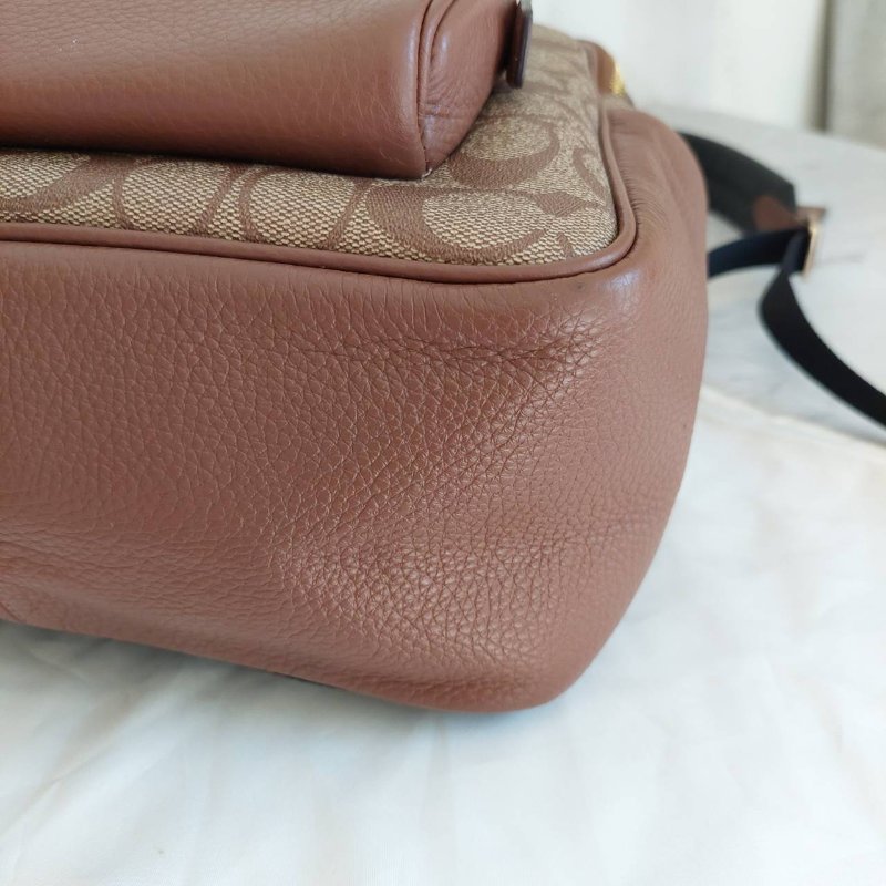 COACH 🎀現品實拍 🎀經典撞色印花LOGO 雙肩後背包.駝/咖-77