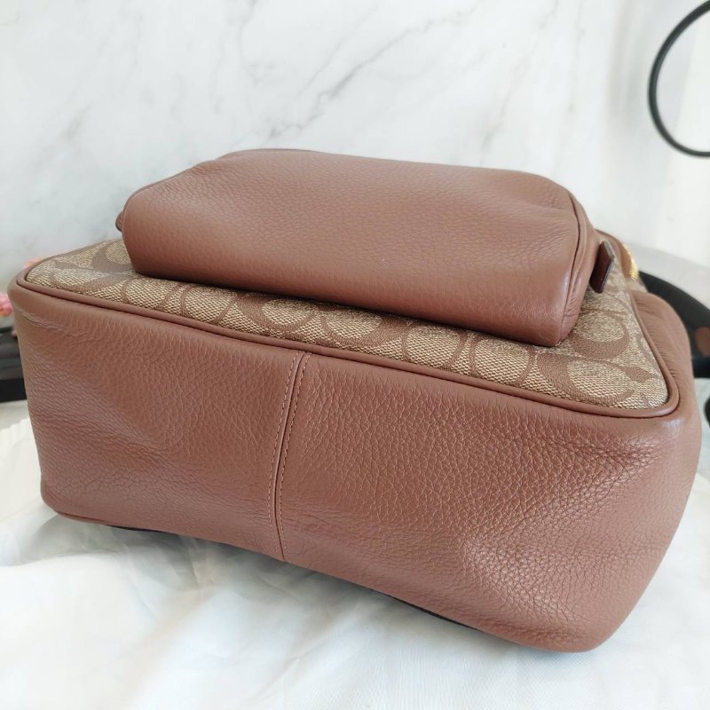 COACH 🎀現品實拍 🎀經典撞色印花LOGO 雙肩後背包.駝/咖-78