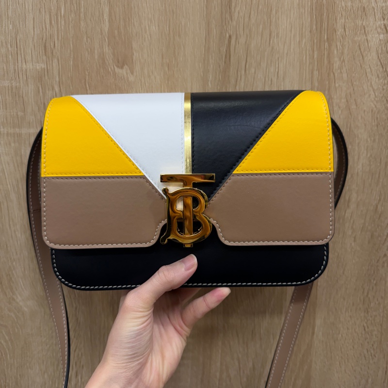 Burberry 黃白黑拼色TB釦雙層斜背包-0