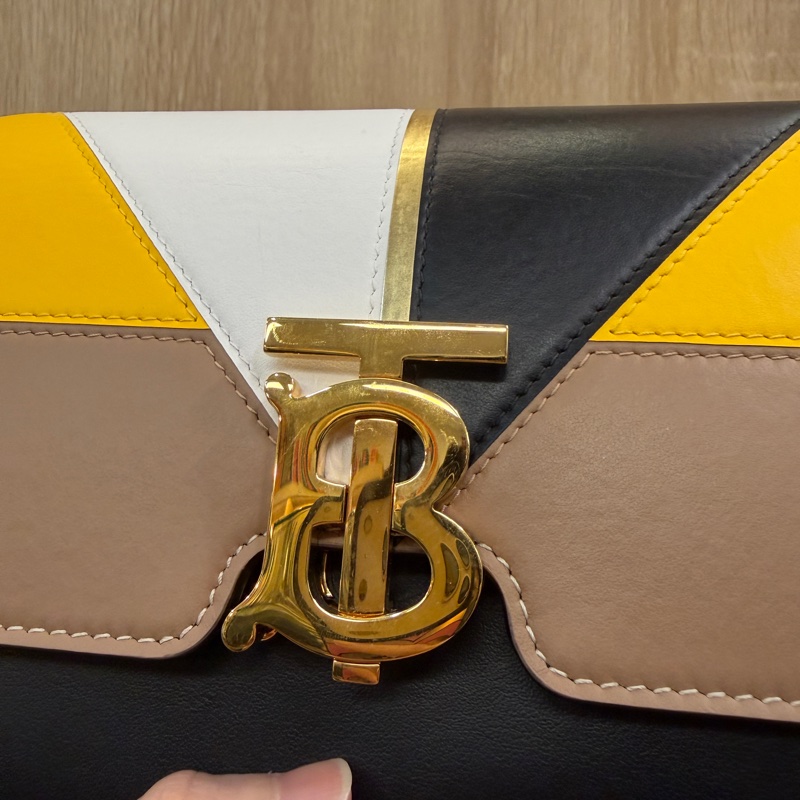 Burberry 黃白黑拼色TB釦雙層斜背包-1