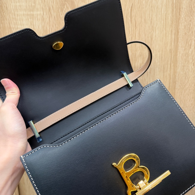 Burberry 黃白黑拼色TB釦雙層斜背包-10