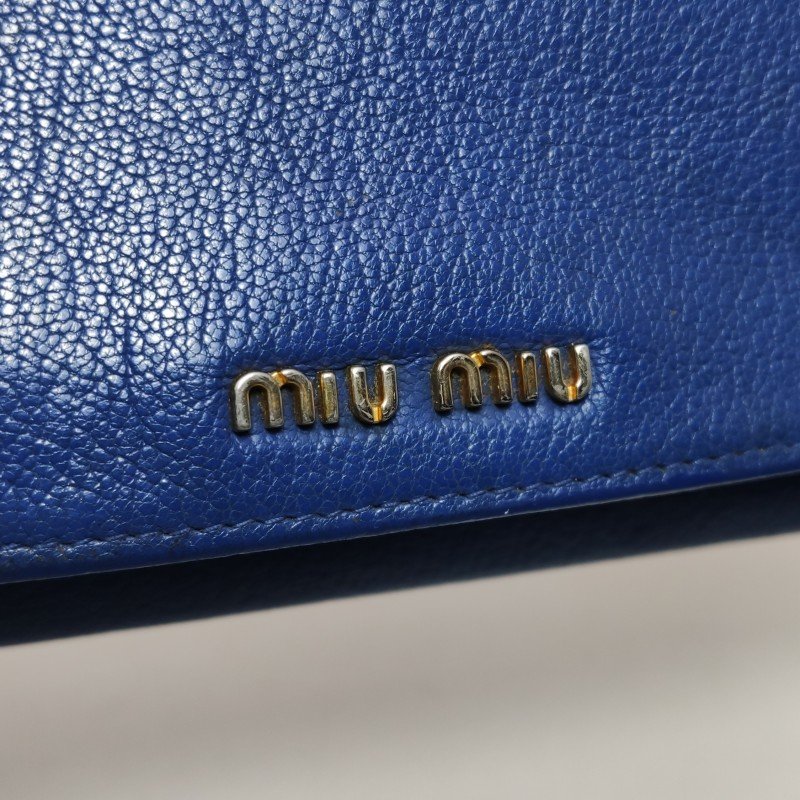 Miu Miu羊皮純色字母Logo斜挎包-11