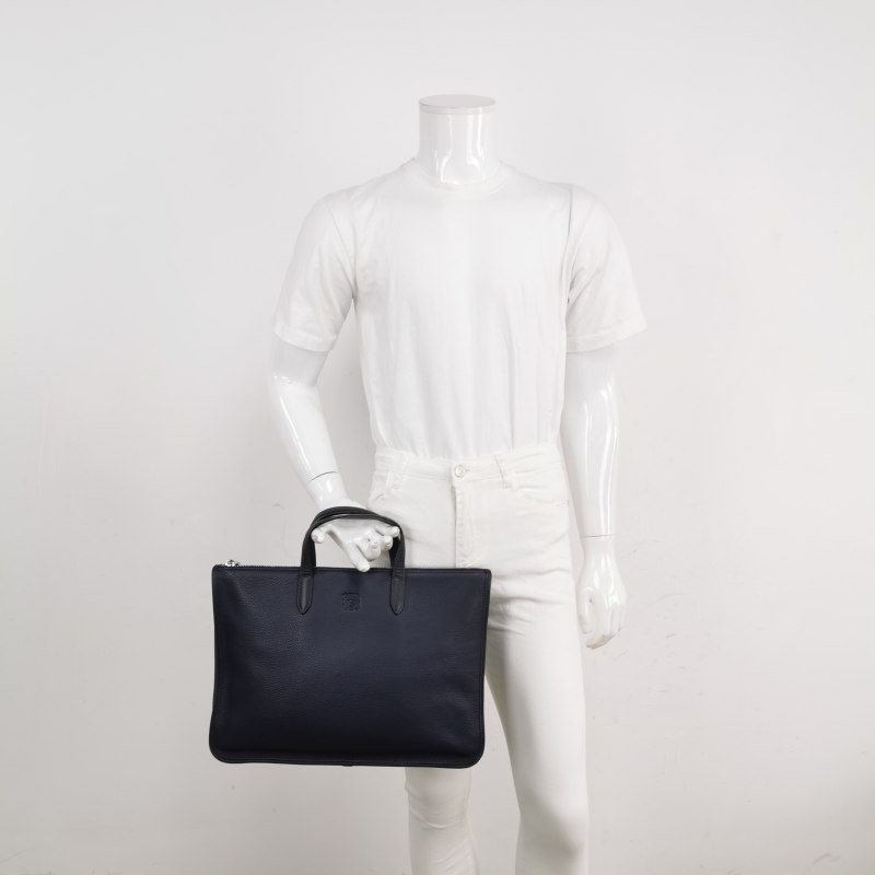 Loewe牛皮純色壓紋Logo拉鏈手提包-1