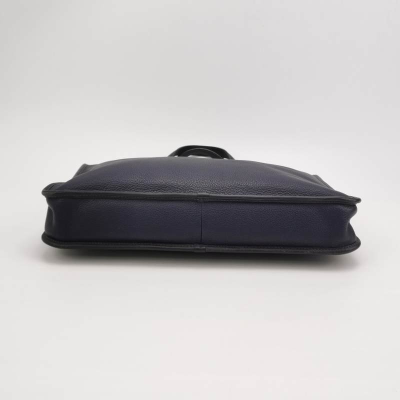 Loewe牛皮純色壓紋Logo拉鏈手提包-5