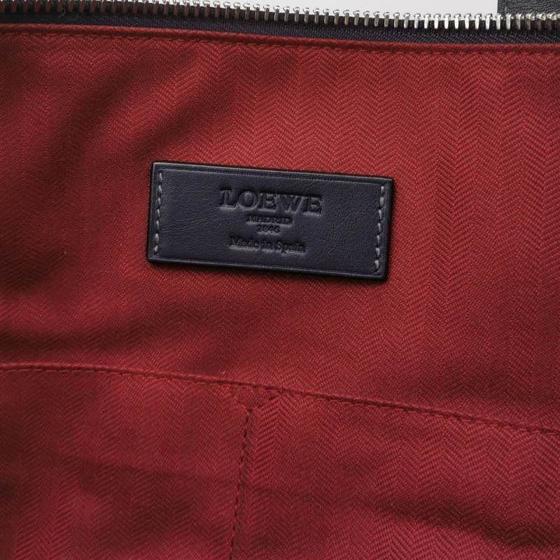 Loewe牛皮純色壓紋Logo拉鏈手提包-7