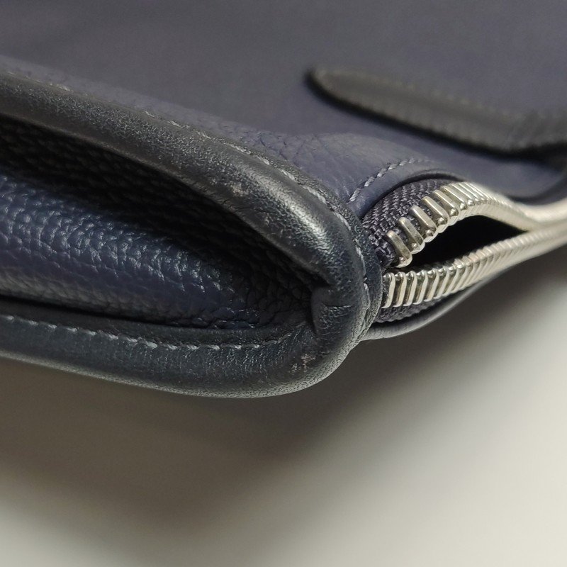 Loewe牛皮純色壓紋Logo拉鏈手提包-10