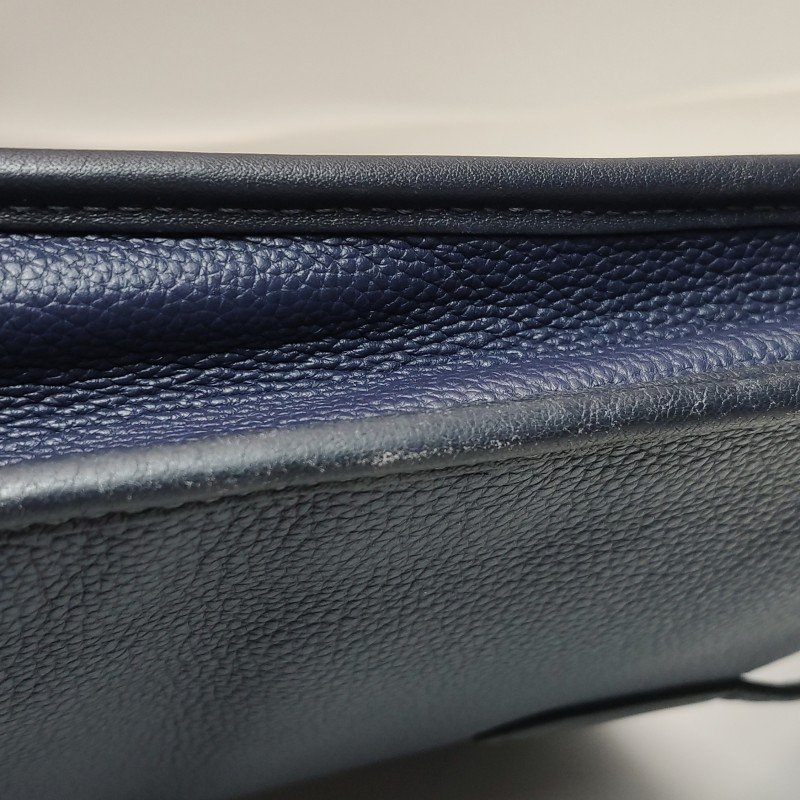 Loewe牛皮純色壓紋Logo拉鏈手提包-12