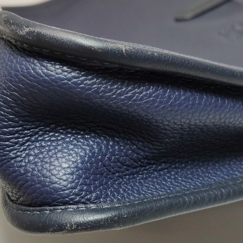 Loewe牛皮純色壓紋Logo拉鏈手提包-14