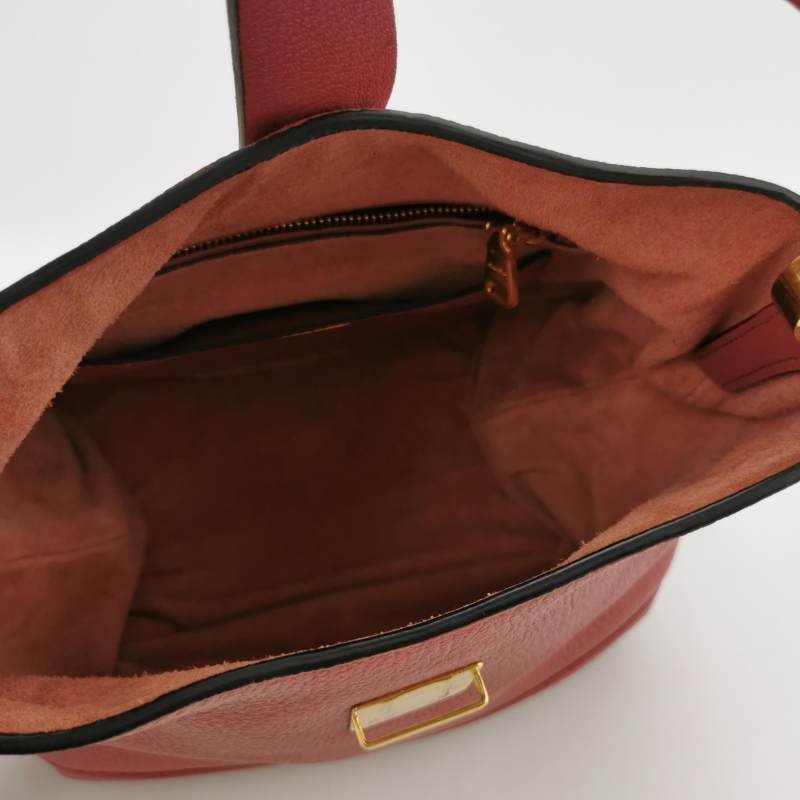 Miu Miu羊皮純色金屬鎖扣斜挎包單肩包-6